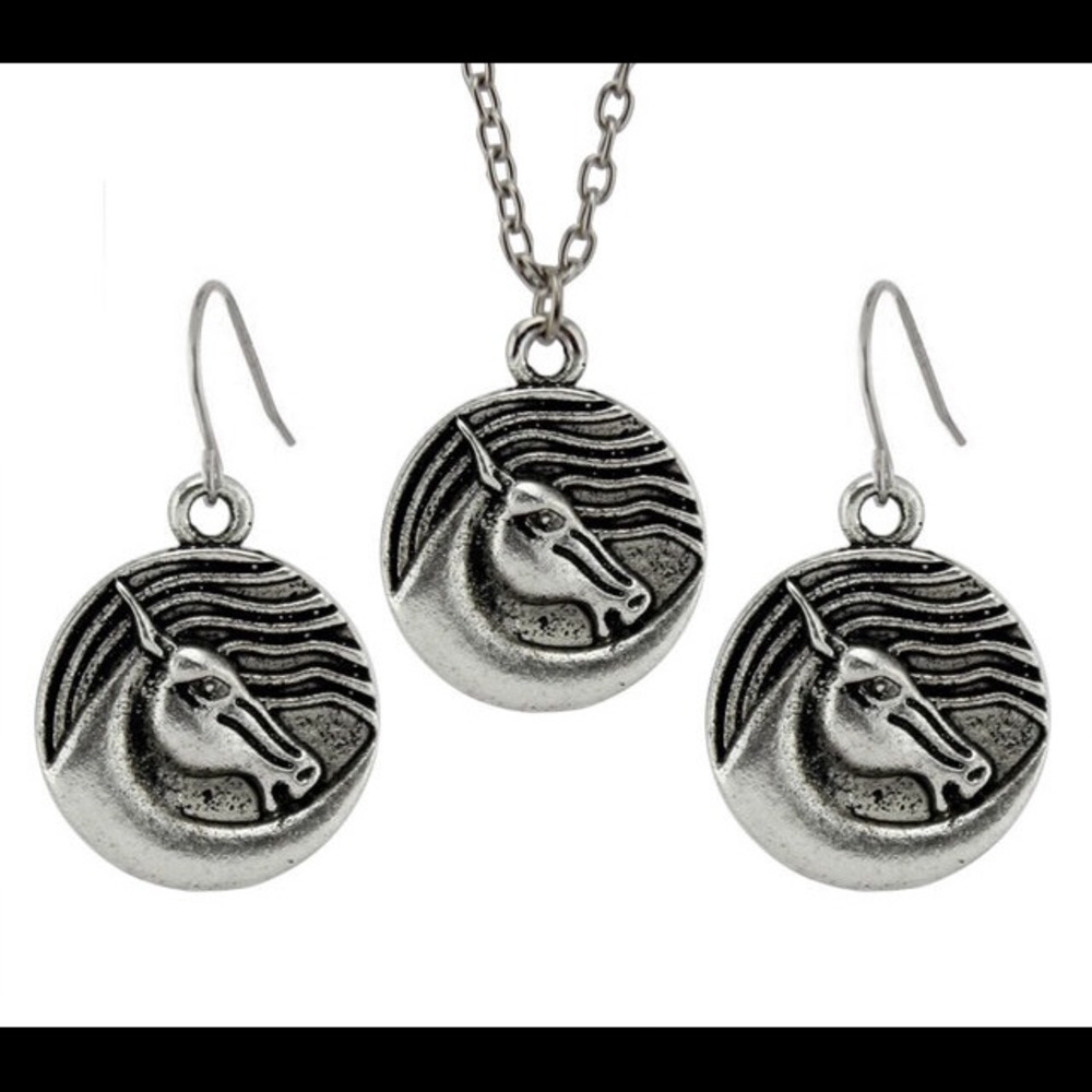 Women’s necklace and earrings set